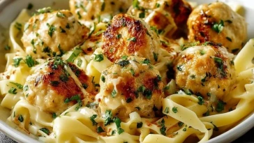 Boulettes de poulet à l'ail et au beurre avec des pâtes crémeuses au parmesan- 1