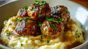 Boulettes De Viande À La Salisbury Avec Purée De Pommes De Terre À LAil Et Aux Herbes