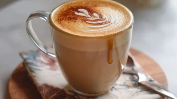 Latté Chaud au Beurre Brun et Sirop dÉrable