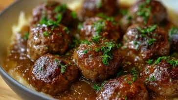 Boulettes De Viande À La Sauce Sur Purée