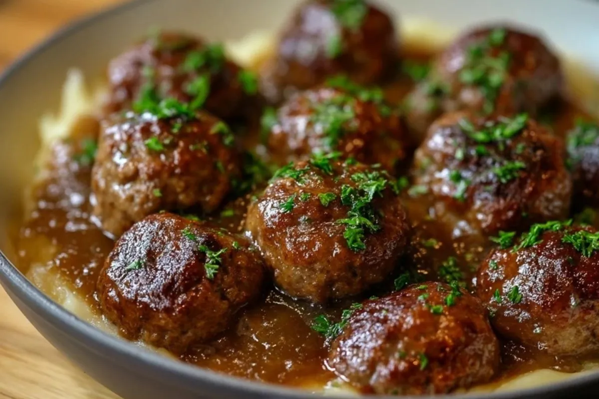 Boulettes De Viande À La Sauce Sur Purée