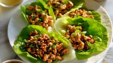 Wraps De Poulet Dans Des Feuilles De Laitue